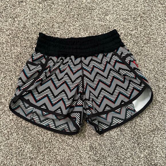 Lululemon black & white chevron print athletic shorts size 6 - Picture 2 of 12